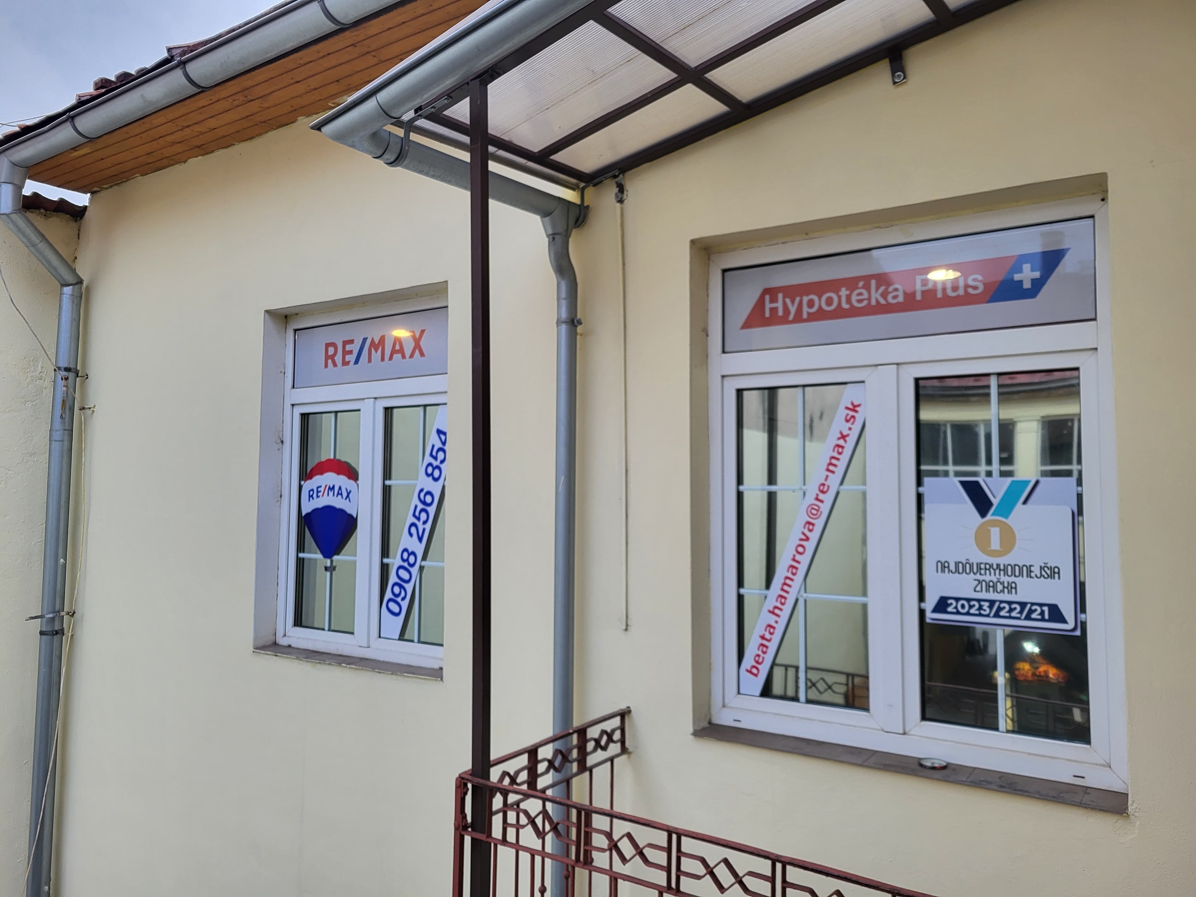 Polepy výkladov RE/MAX